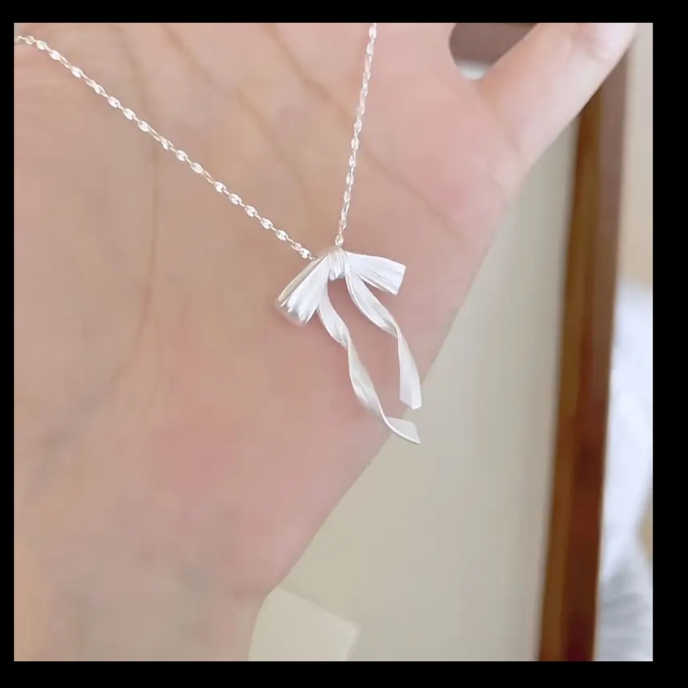 Stunning Silver Ribbon Bow Necklace NWT - Picture 4 of 7